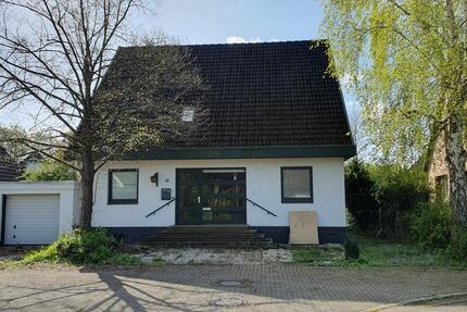 Lichtdurchflutetes Einfamilienhaus mit Vollkeller in ruhiger Sackgassenlage welches auch gewerblich genutzt werden kann. 11 zimmer