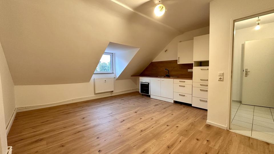 Helle 2-Zimmer-Dachgeschosswohnung mit Einbauküche – frisch renoviert zimmer