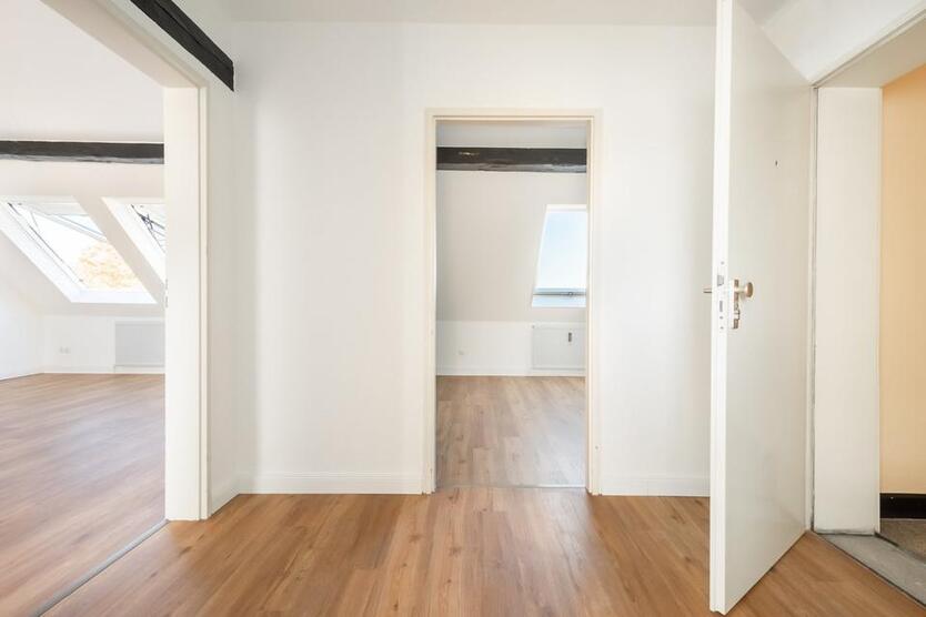 Großzügige 2-Zi DG-Wohnung, zentral gelegen mit großem Gem.Garten