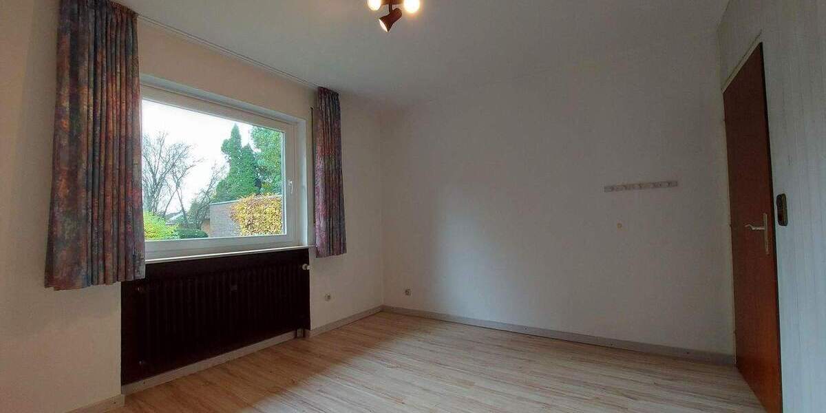 Geräumiges Einfamilienhaus mit Vollkeller, Garten und Doppelgarage auf großem Grundstück 3 zimmer