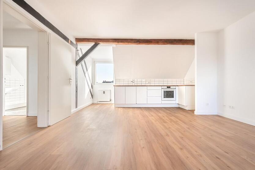 Großzügige 2-Zi DG-Wohnung, zentral gelegen mit großem Gem.Garten