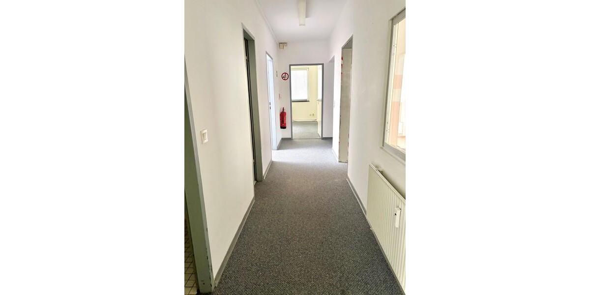 Renovierte Gewerbefläche für Büro oder Praxisnutzung zimmer