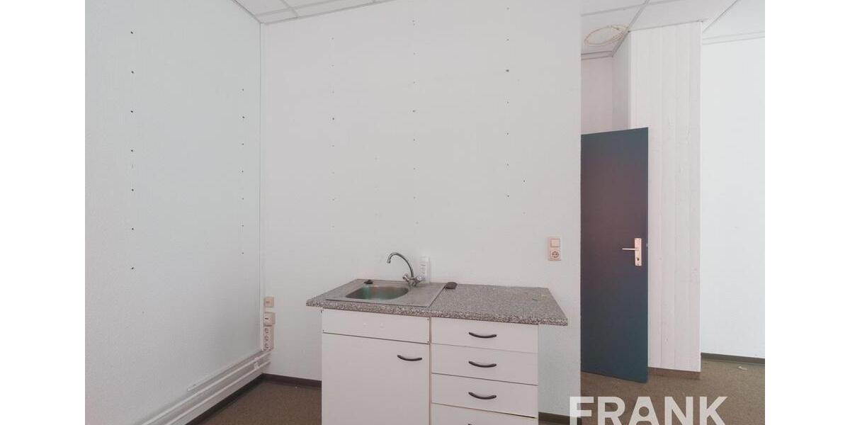 Große Ladenfläche mit breiter Fensterfront zimmer