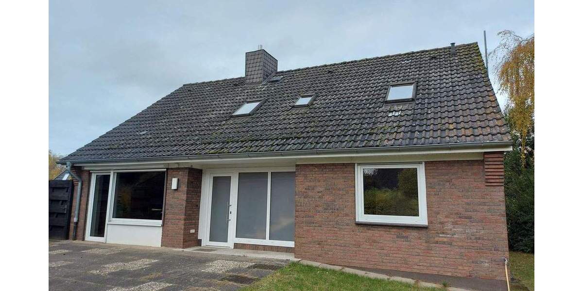 Geräumiges Einfamilienhaus mit Vollkeller, Garten und Doppelgarage auf großem Grundstück 3 zimmer