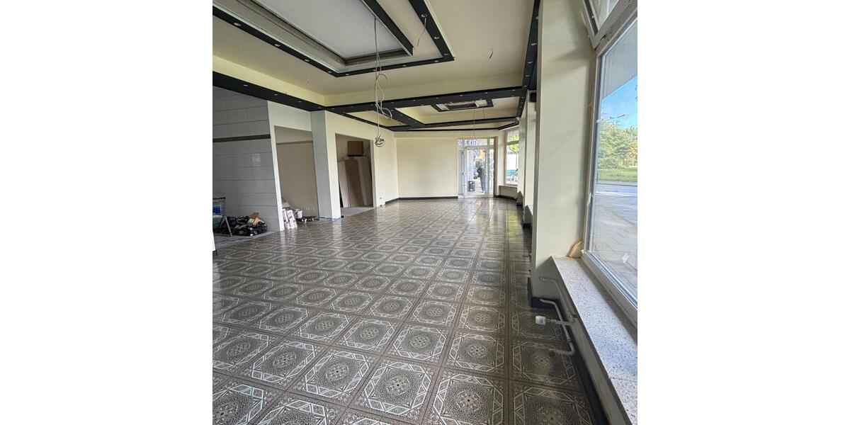 Gewerberäume mit lichtdurchflutetem Schaufenster zimmer