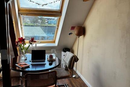Galerie-Dachgeschoßwohnung mit Garten