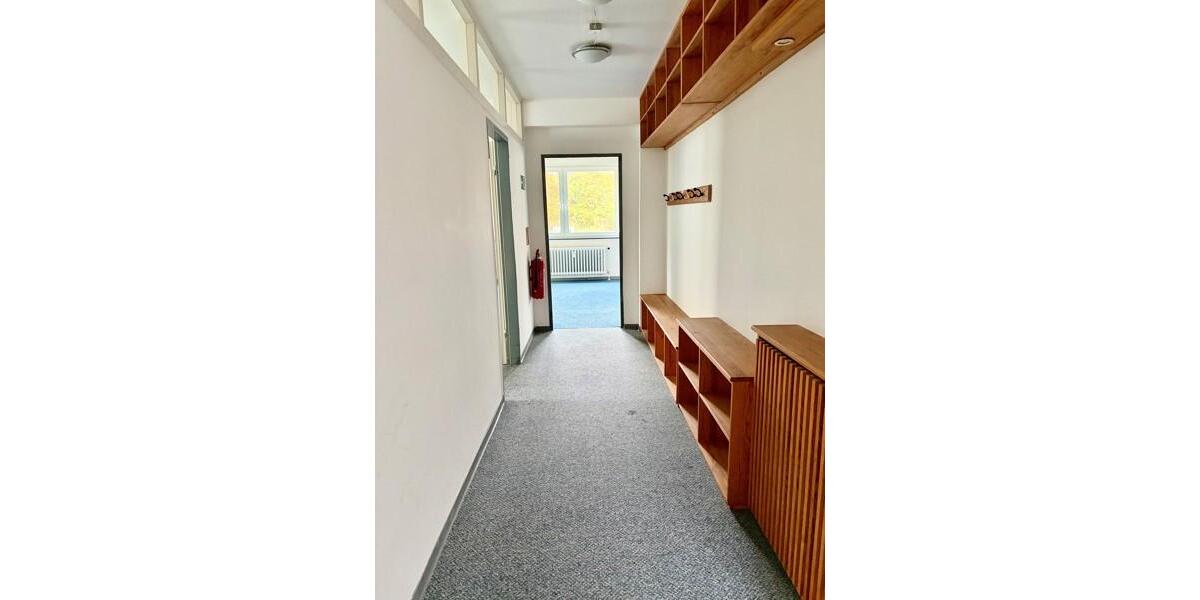 Renovierte Gewerbefläche für Büro oder Praxisnutzung zimmer