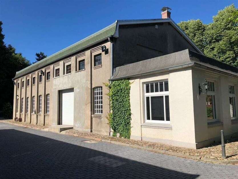 Halle in Neumünster 1.750 € 240 m²