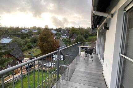 Traumhafte Dachgeschoßwohnung mit Ausblick, Balkon & Garage – Ru