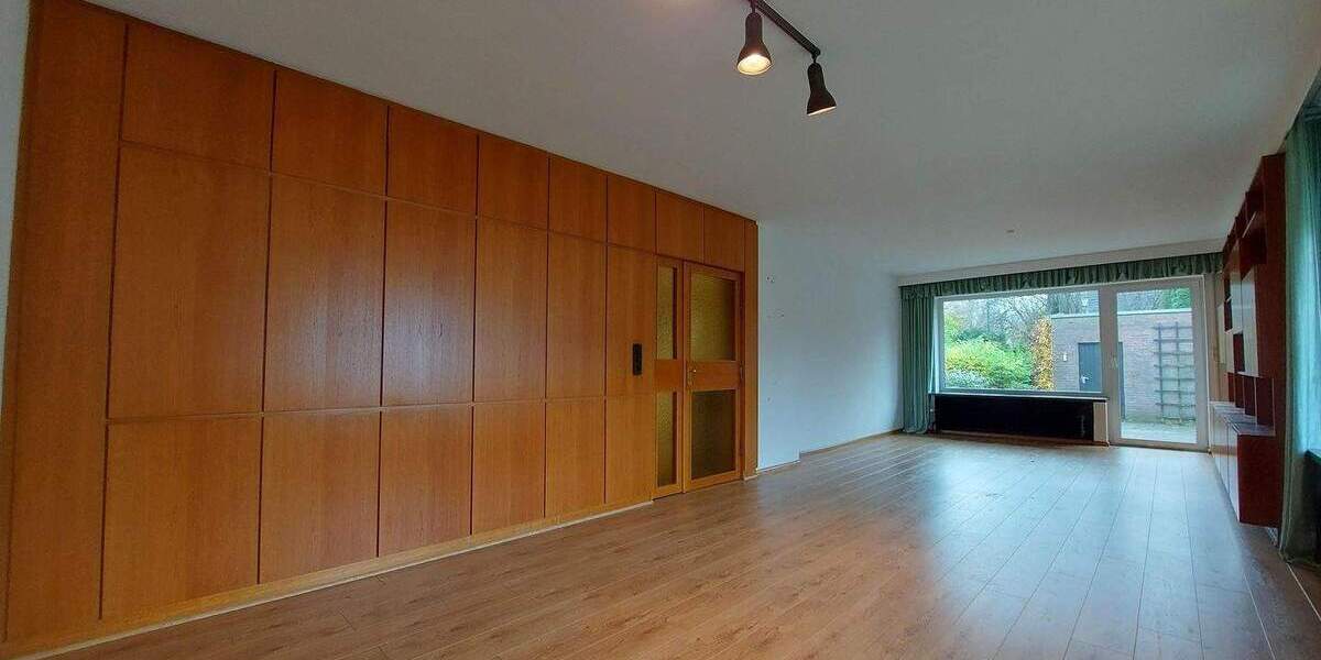 Geräumiges Einfamilienhaus mit Vollkeller, Garten und Doppelgarage auf großem Grundstück 3 zimmer