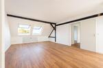 Großzügige 2-Zi DG-Wohnung, zentral gelegen mit großem Gem.Garten