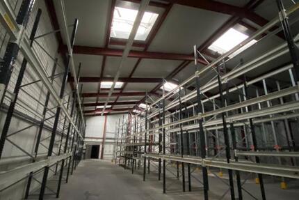 Lagerhalle mit Hochregalen - Lütt Immobilien zimmer