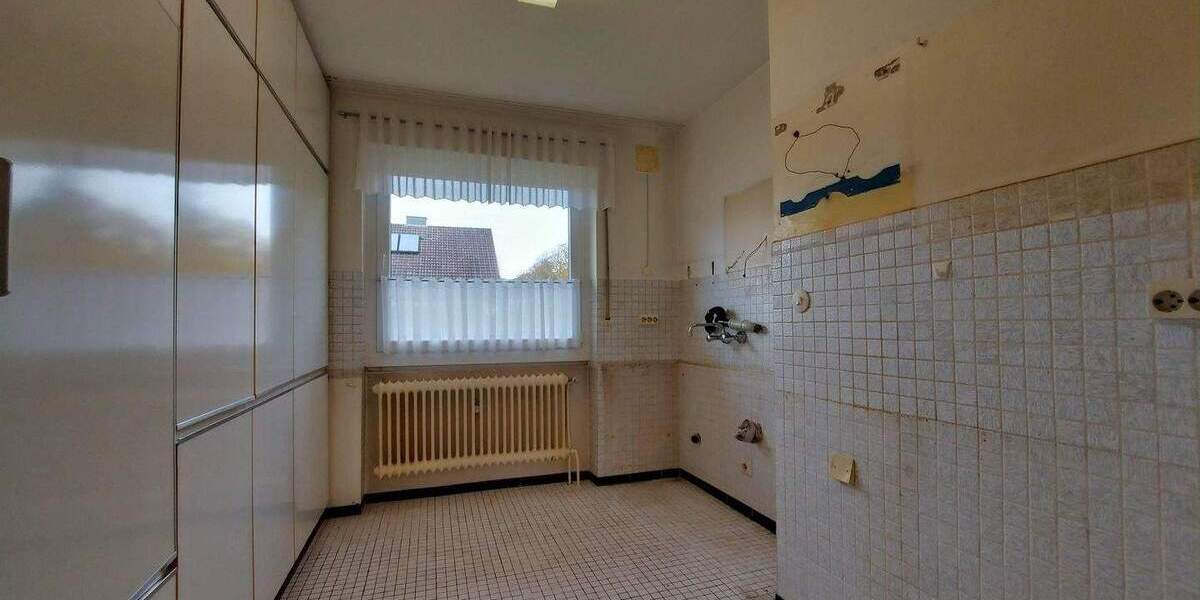 Geräumiges Einfamilienhaus mit Vollkeller, Garten und Doppelgarage auf großem Grundstück 3 zimmer