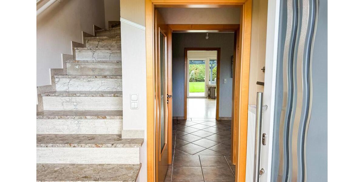 Erdgeschosswohnung in ruhigem Zweifamilienhaus mit überdachter Terrasse & Carport 4 zimmer