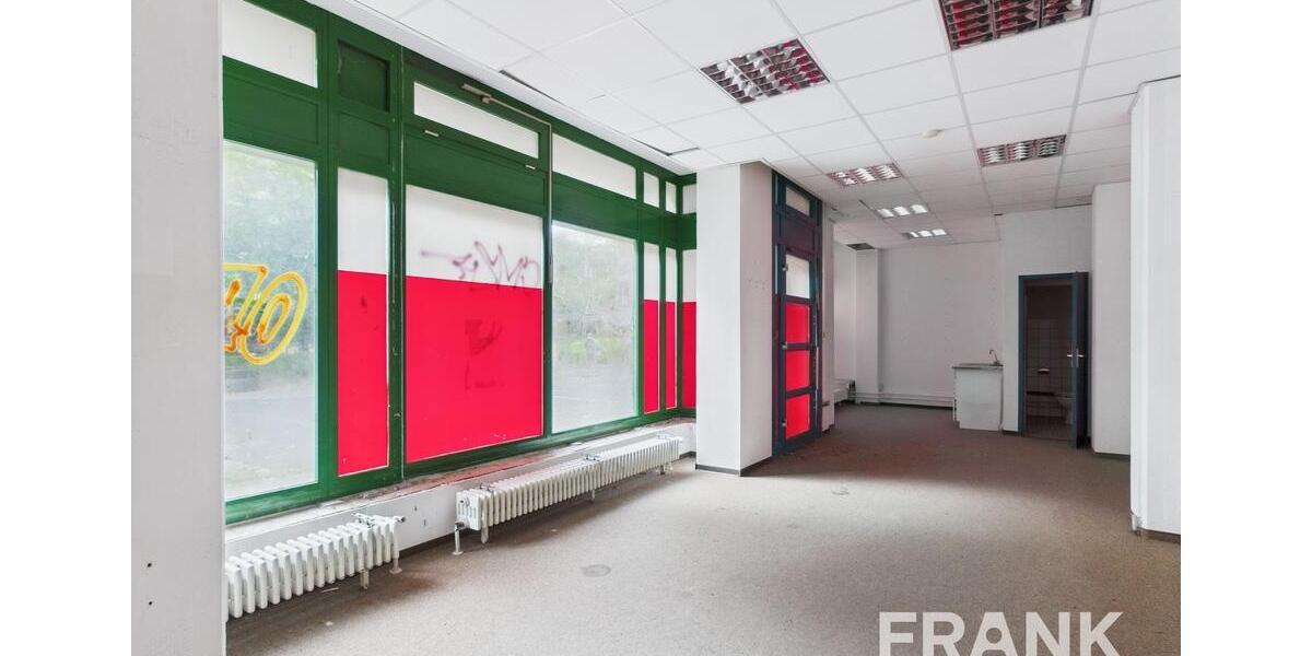 Große Ladenfläche mit breiter Fensterfront zimmer