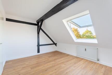 Großzügige 2-Zi DG-Wohnung, zentral gelegen mit großem Gem.Garten
