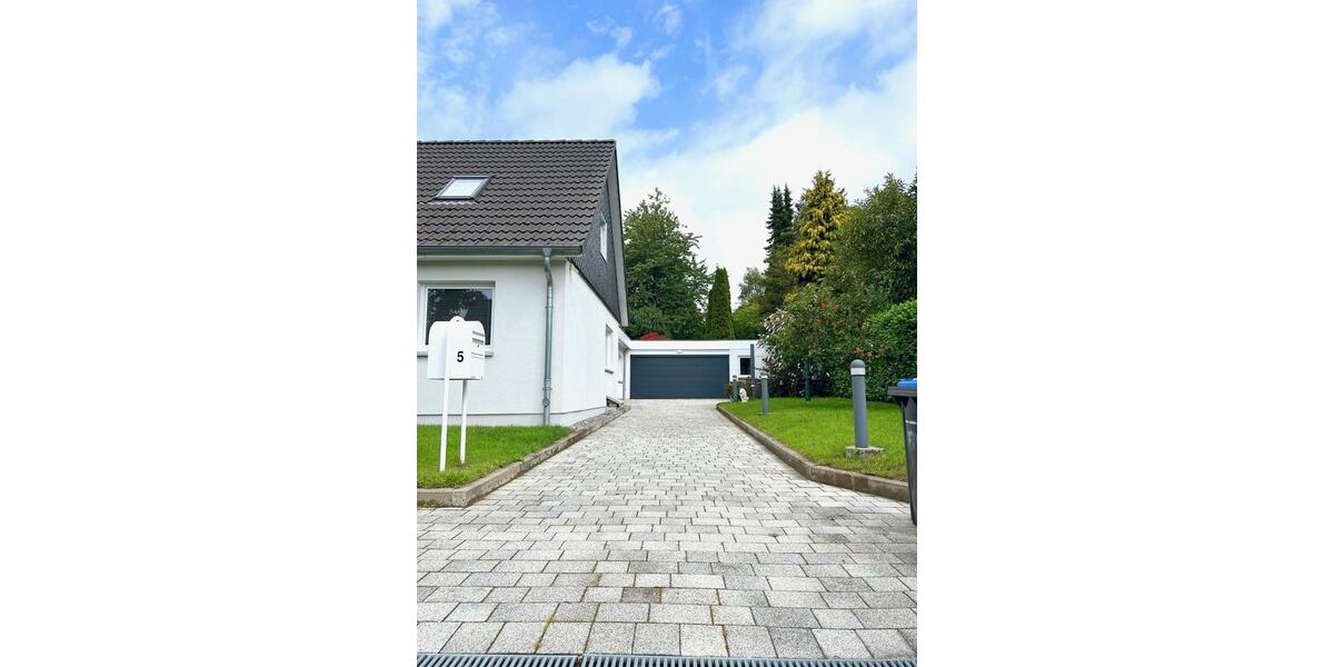 Exklusiv kernsanierte Doppelhaushälfte mit großzügigem Garten 3.5 zimmer