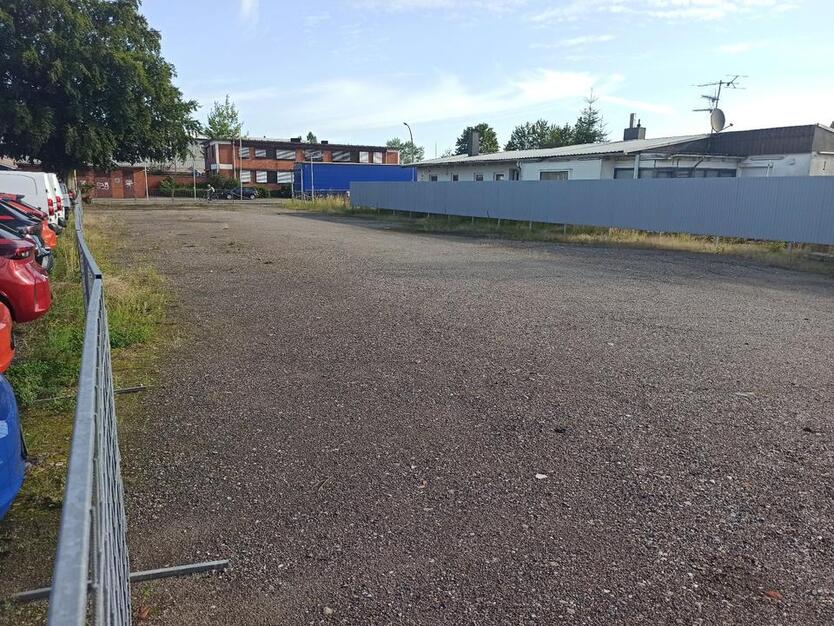 Vermiete ca.1400m² befestigten Gewerbegrund in bester Lage