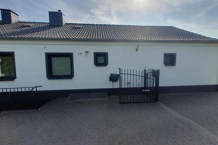 Kernsaniertes Bungalow mit Kamin – Ab sofort zur Miete