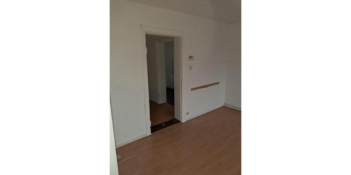 Großzügige 2 12 Zimmer Altbauwohnung in zentraler Lage 2.5 zimmer