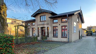 CHARAKTERHAUS MIT SEPARATEM KUTSCHERHAUS - Einfamilienhaus Wankendorf | Angebot:26176362