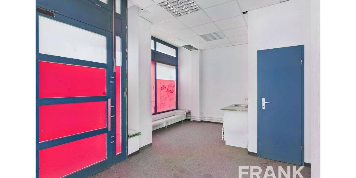 Große Ladenfläche mit breiter Fensterfront zimmer