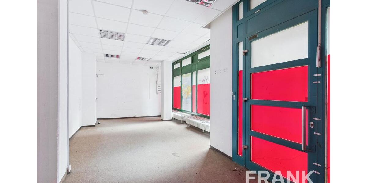 Große Ladenfläche mit breiter Fensterfront zimmer