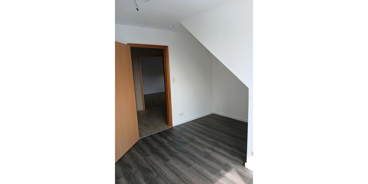 Dachgeschoßwohnung Schülldorf - 2.5 Zimmer, 82 m&sup2;, 1.030&euro; | Angebot:26412529