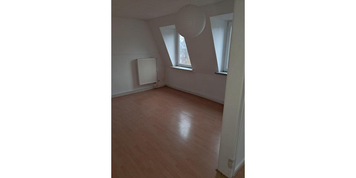 Großzügige 2 12 Zimmer Altbauwohnung in zentraler Lage 2.5 zimmer