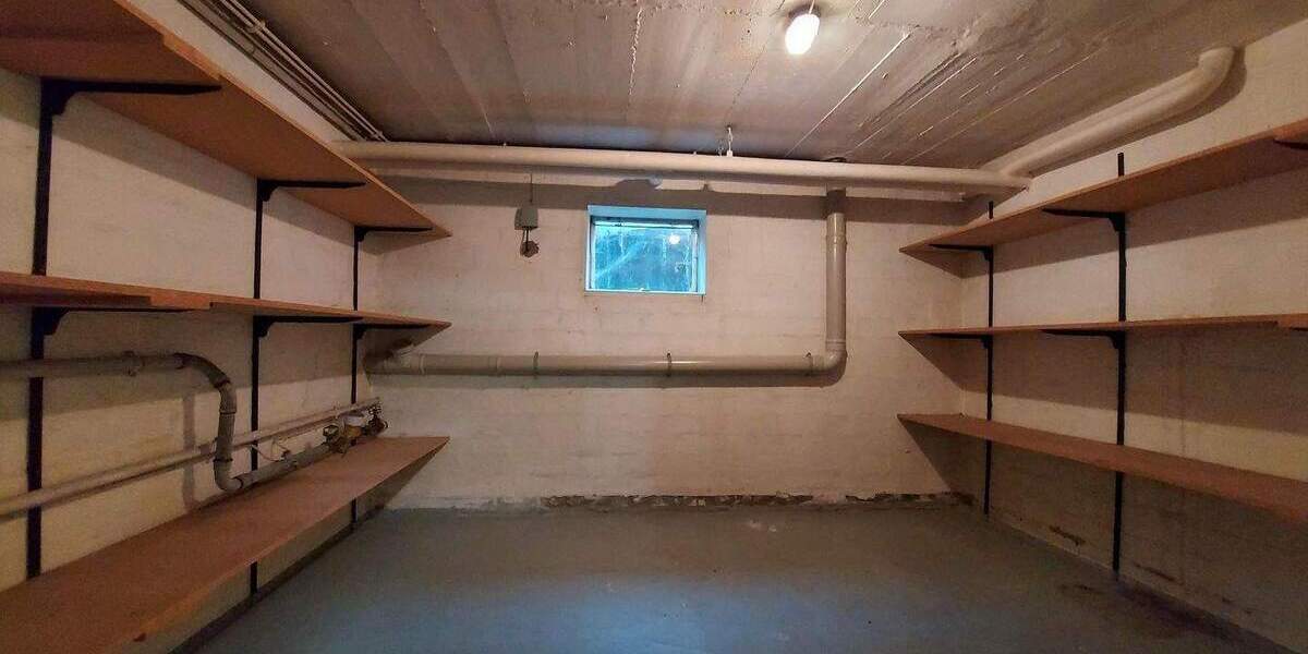 Geräumiges Einfamilienhaus mit Vollkeller, Garten und Doppelgarage auf großem Grundstück 3 zimmer