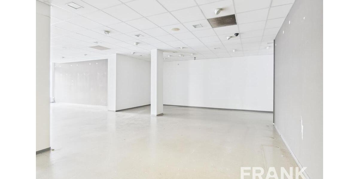 Große Ladenfläche mit breiter Fensterfront zimmer