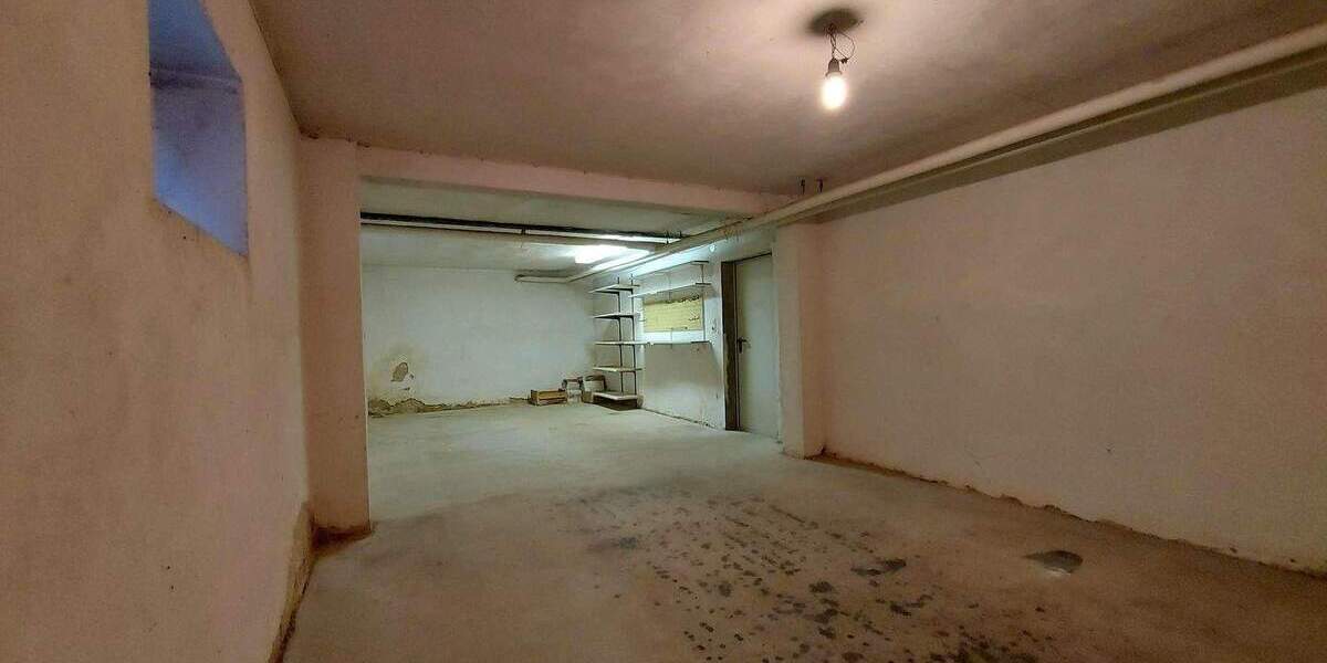 Geräumiges Einfamilienhaus mit Vollkeller, Garten und Doppelgarage auf großem Grundstück 3 zimmer