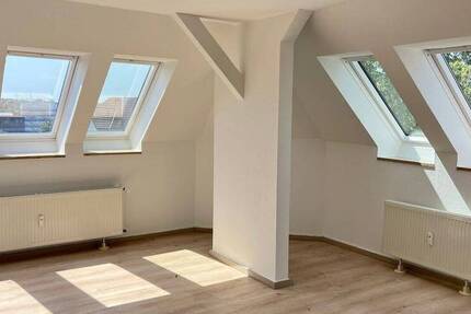 Freies WG-Zimmer im Dachgeschoss verfügbar! Ideal für Studenten und Azubis!