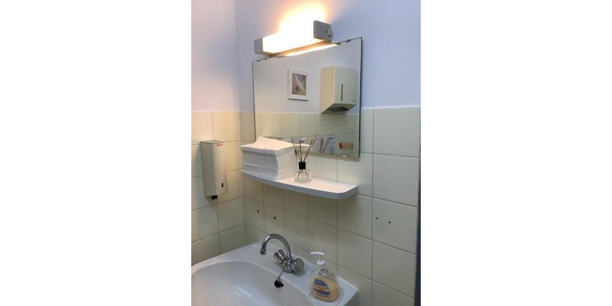 Renovierte Gewerbefläche für Büro oder Praxisnutzung zimmer