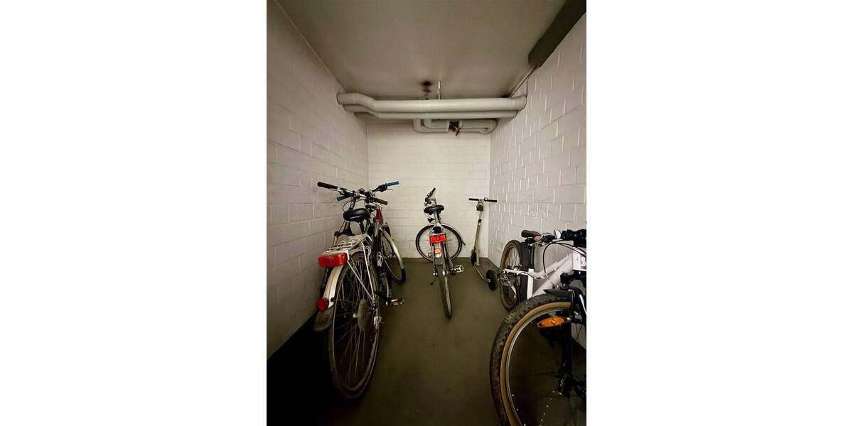 Renovierte 2-Zimmer-Whg. mit neuer EBK, Balkon u. TG-Stellplatz in Top-Lage Holtenauer Straße 2 zimmer