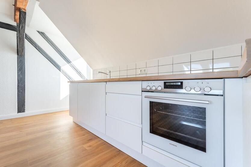 Großzügige 2-Zi DG-Wohnung, zentral gelegen mit großem Gem.Garten