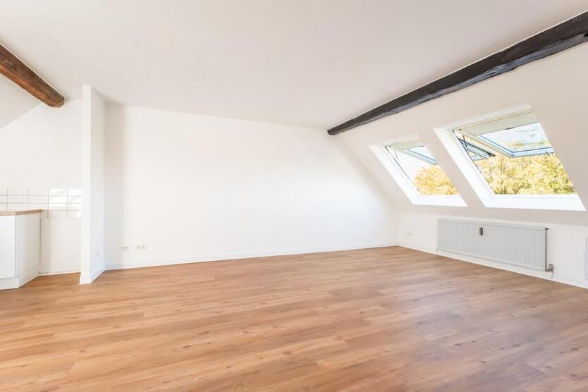 Großzügige 2-Zi DG-Wohnung, zentral gelegen mit großem Gem.Garten
