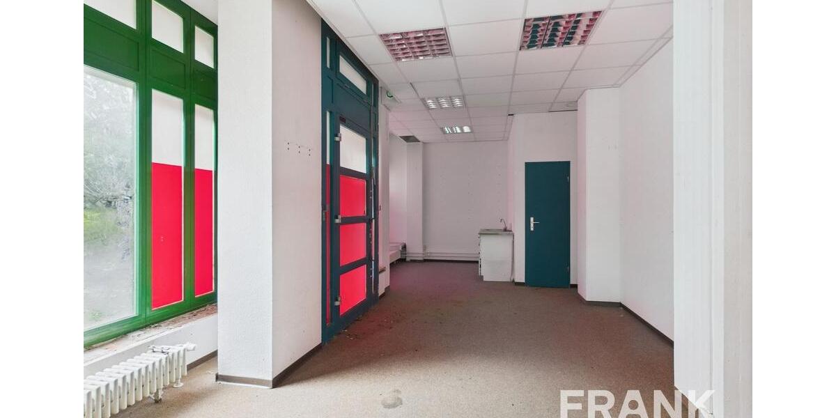 Große Ladenfläche mit breiter Fensterfront zimmer