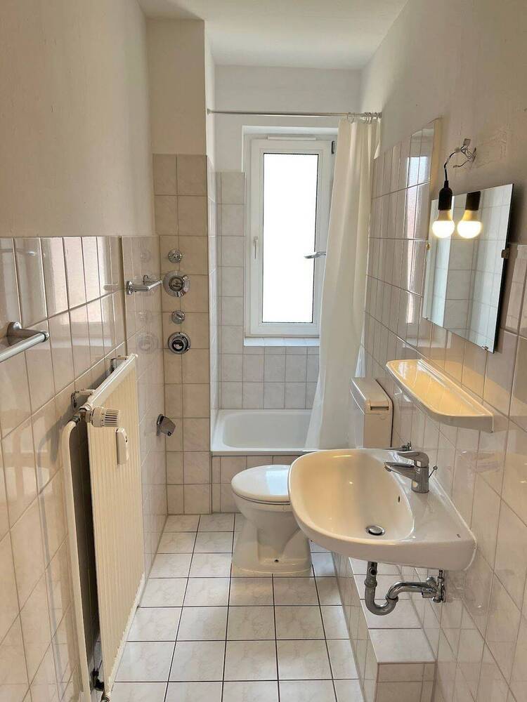 WG-Geeignete 2-Zimmerwohnung mit Küchenzeile und Duschbad in FH-Nähe