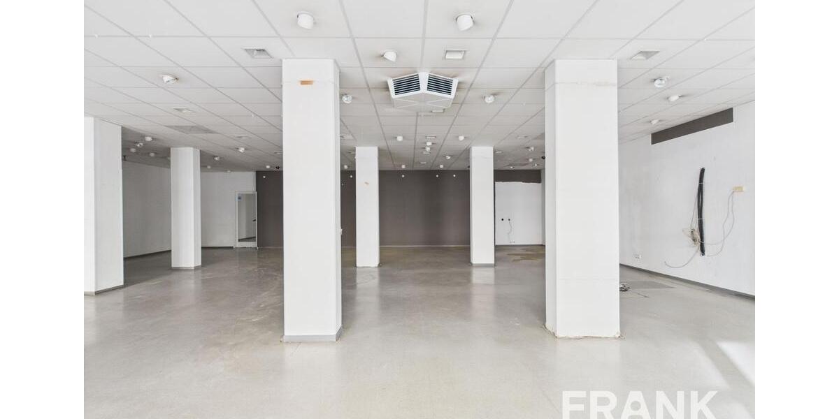 Große Ladenfläche mit breiter Fensterfront zimmer