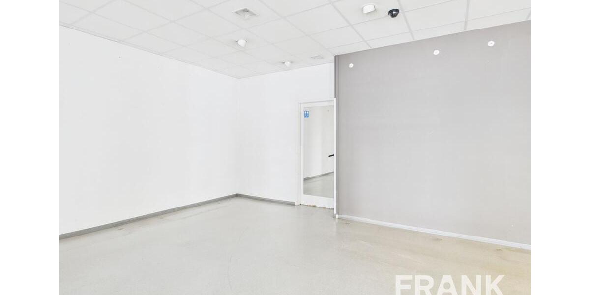 Große Ladenfläche mit breiter Fensterfront zimmer