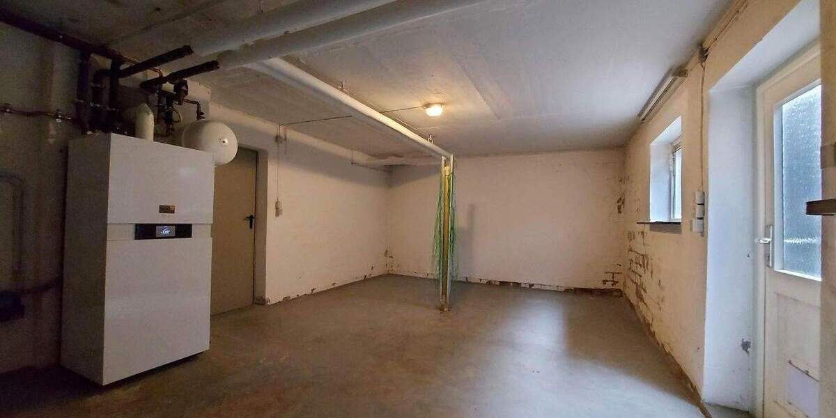 Geräumiges Einfamilienhaus mit Vollkeller, Garten und Doppelgarage auf großem Grundstück 3 zimmer