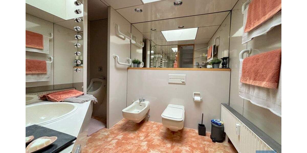 Etagenwohnung Kiel Altstadt - 3 Zimmer, 160 m&sup2;, 2.100&euro; | Angebot:23434051