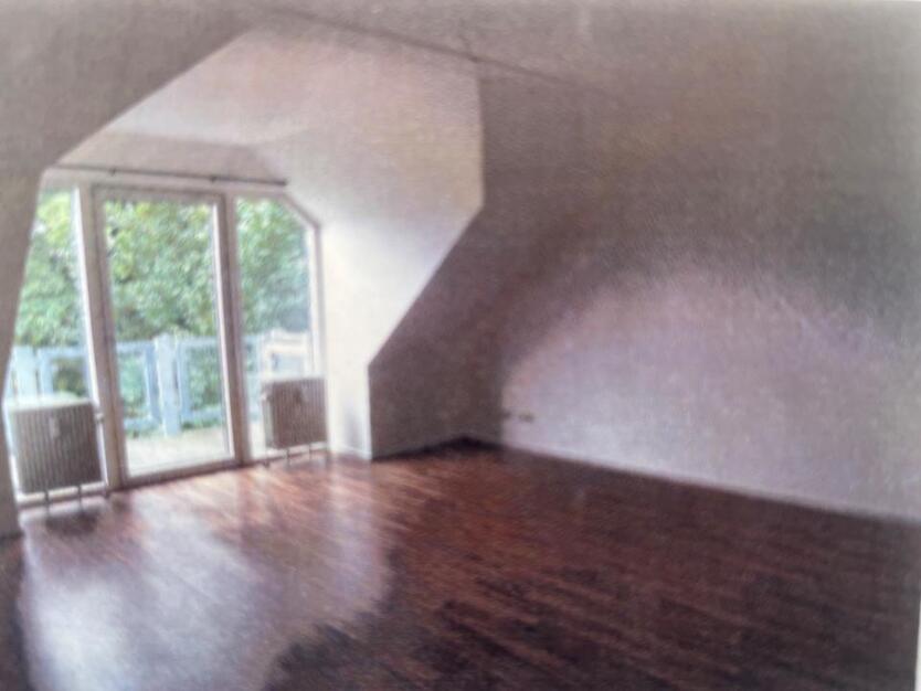 mod. 2-Zi. DG Wohng, Balkon, gute Verkehrsanbindgung, ruhige Lahe