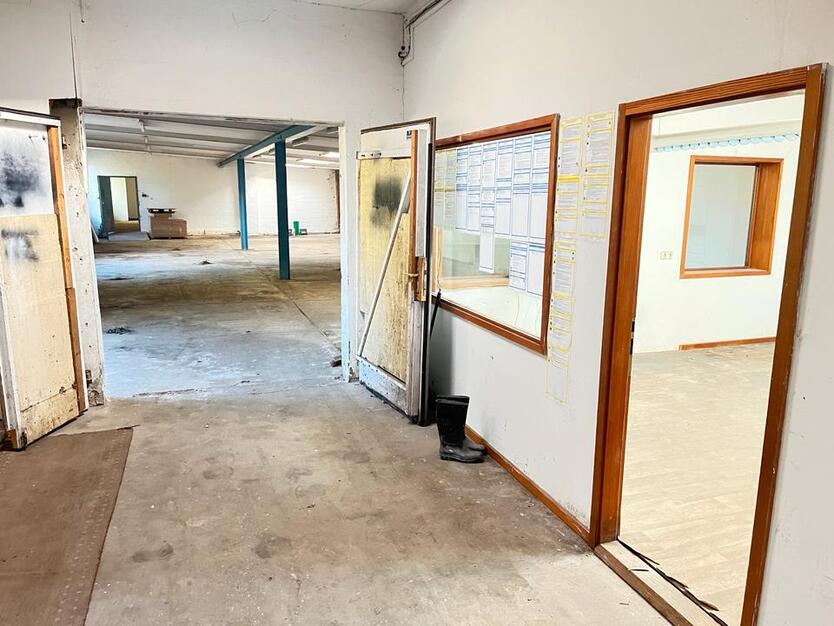 Halle Lagerraum zu vermieten 304 m2 + 18m2 Büro zimmer