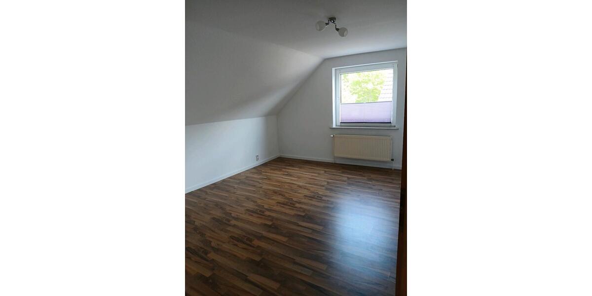 Dachgeschoßwohnung Schülldorf - 2.5 Zimmer, 82 m&sup2;, 1.030&euro; | Angebot:26412529