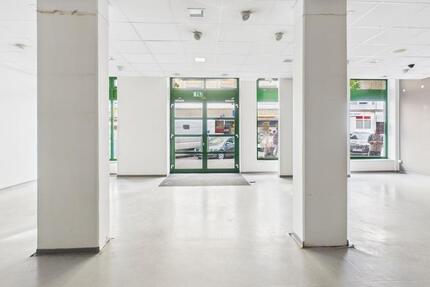 Große Ladenfläche mit breiter Fensterfront zimmer