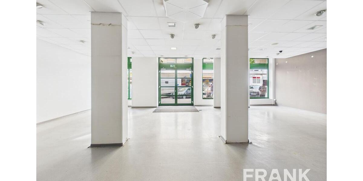 Große Ladenfläche mit breiter Fensterfront zimmer